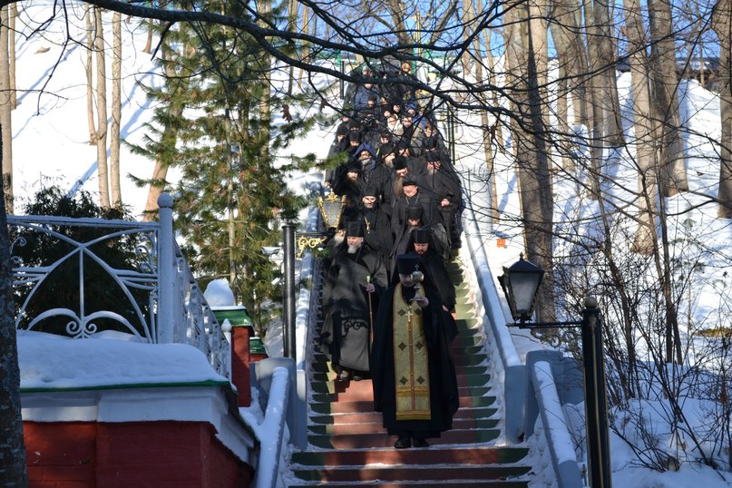 В Псково-Печерский монастырь на богомолье.
